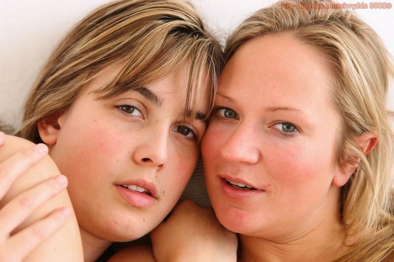 16P Hot lesbos kiss and lick each other