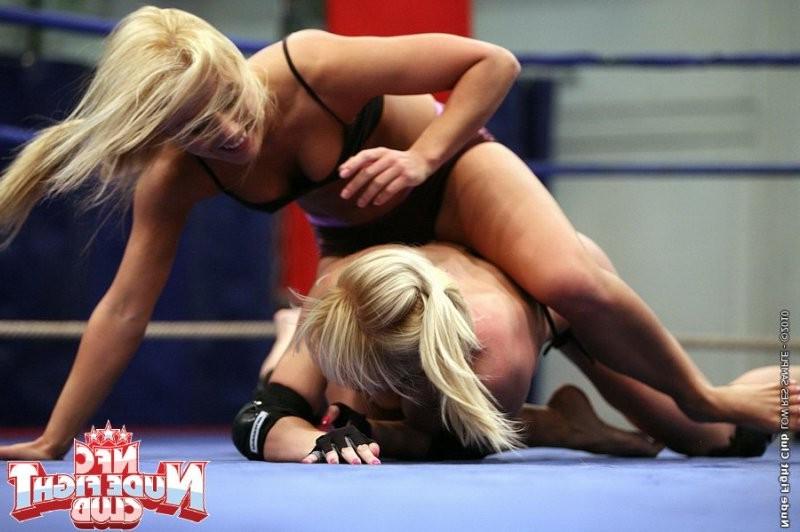 16P Lesbian cuties Lea Lexxus and Nikky Thorne in a knock down drag out nude cat fig