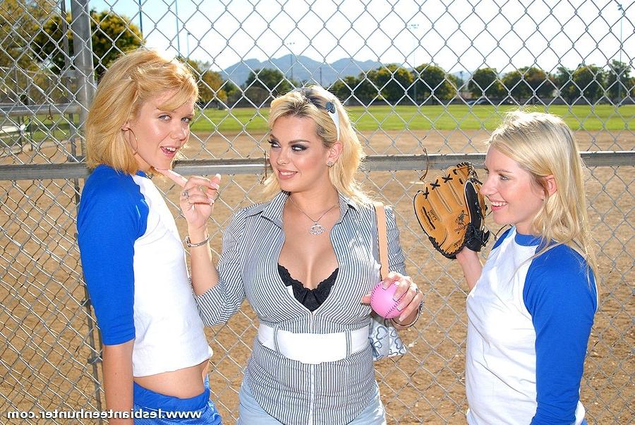 15P Sporty lesbian teen gets a nice mouthful of coochie