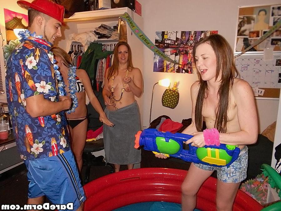15P College freshmen teen lesbian super soaker party