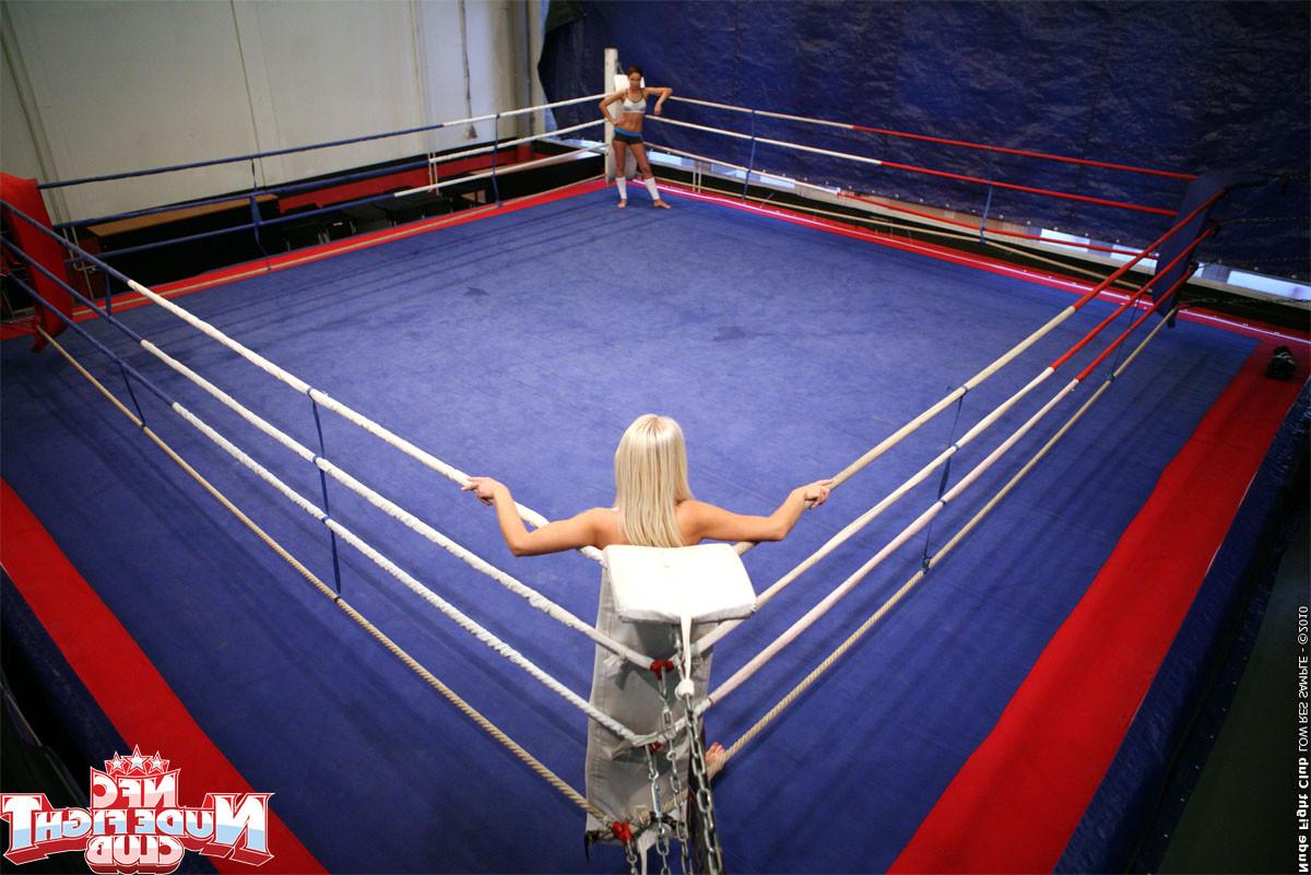 20P Watch these naked amazon fighters wrestle, struggle, suffer, kick and lick Nude 