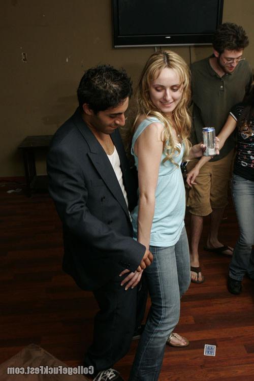16P Hot babes playing at college party