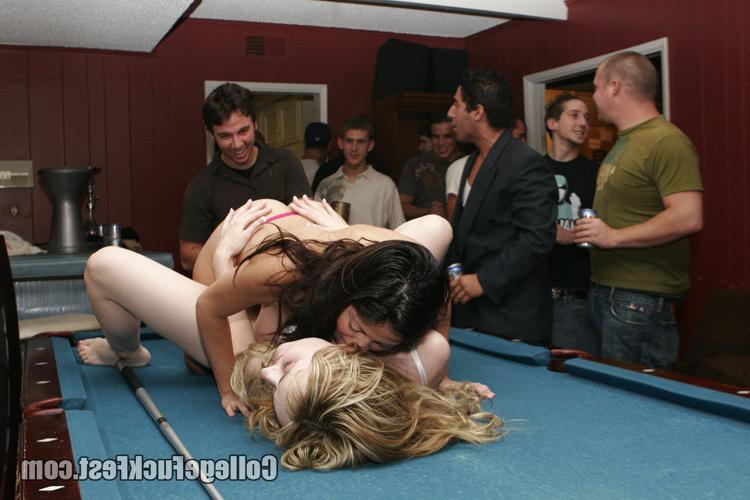 16P Hot babes playing at college party