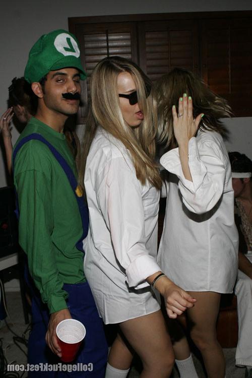 16P Hot lesbians licking at a college party
