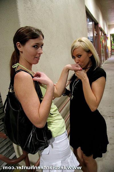 16P Cute blonde lesbian teen fingers and licks brunettes wet snatch