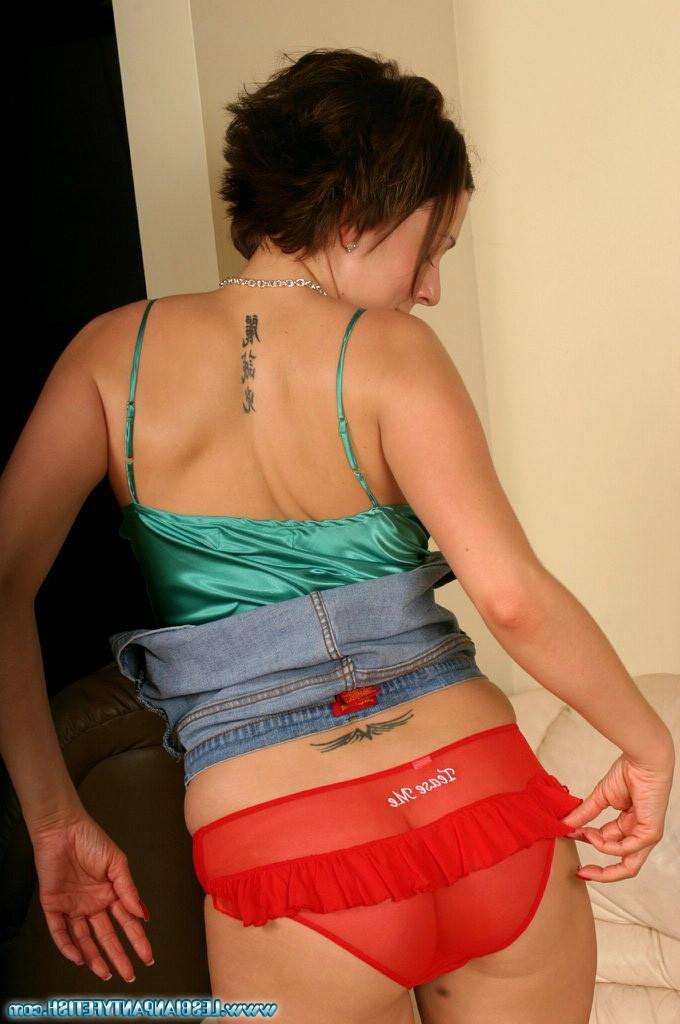 16P Teen sluts licking each others pussy through their panties