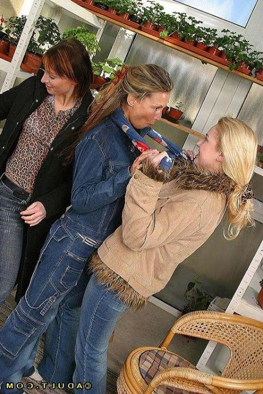 8P Sexy euro lesbian babes threeway oral sex pussy licking