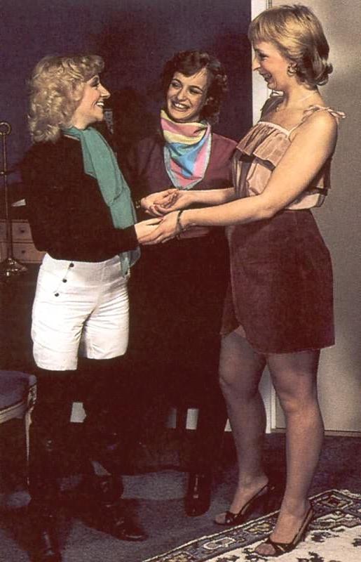 16P Three retro lesbians trying out a fucking machine