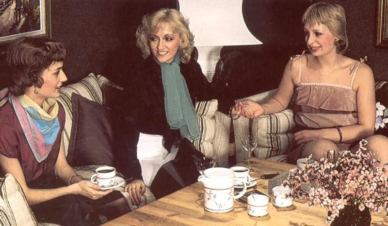 16P Three retro lesbians trying out a fucking machine