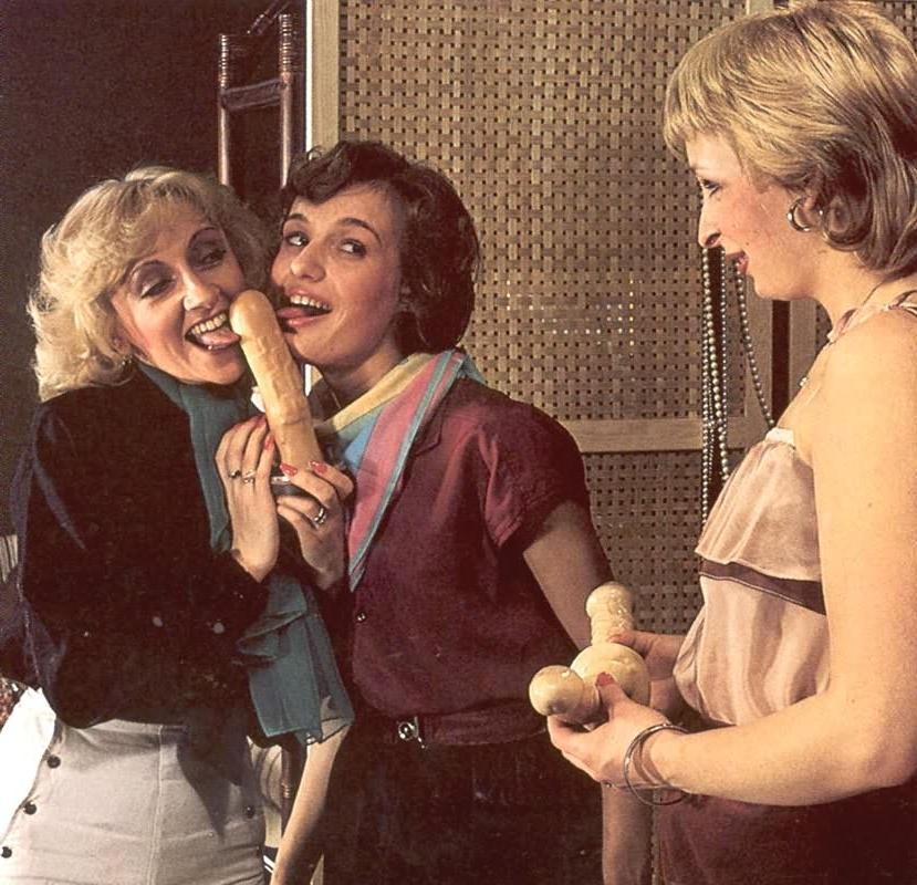 16P Three retro lesbians trying out a fucking machine
