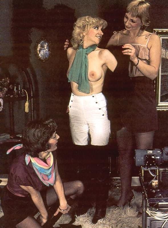 16P Three retro lesbians trying out a fucking machine