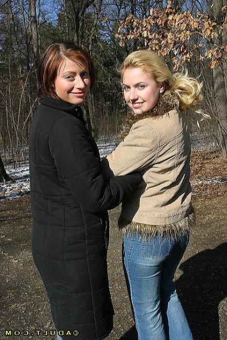 16P Three lesbians get naked and lick pussy