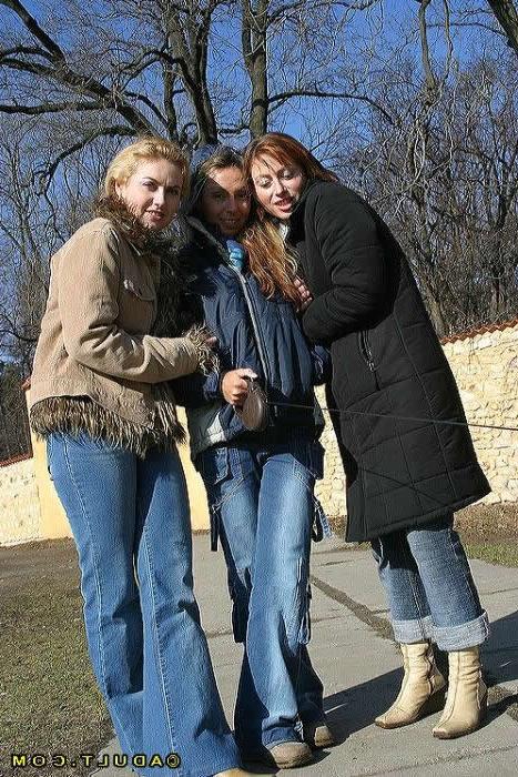 16P Three lesbians get naked and lick pussy