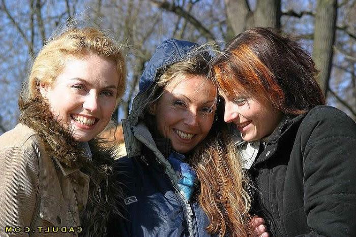 16P Three lesbians get naked and lick pussy