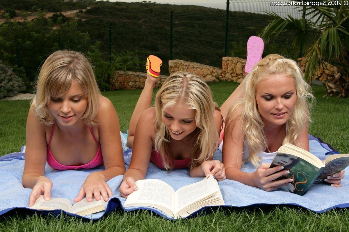 16P Hot girlfriends are horny for a nice lesbian orgy
