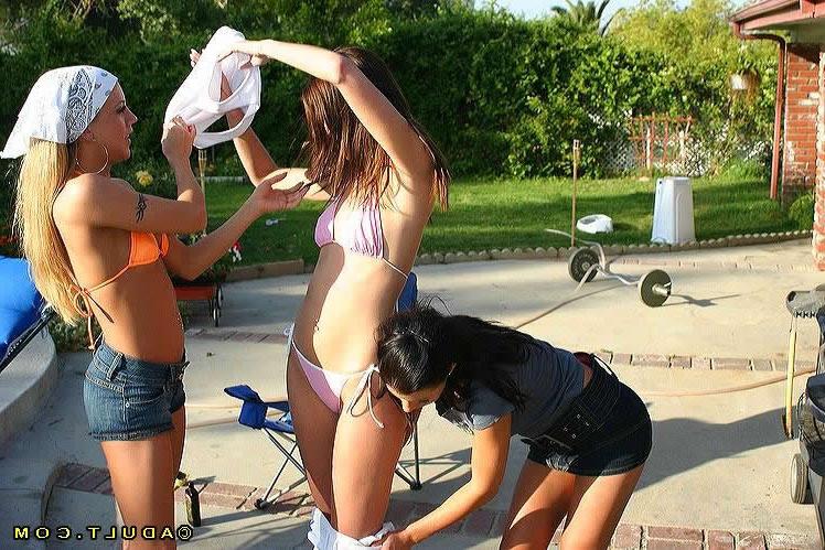 18P Lesbians get naked and lick pussy