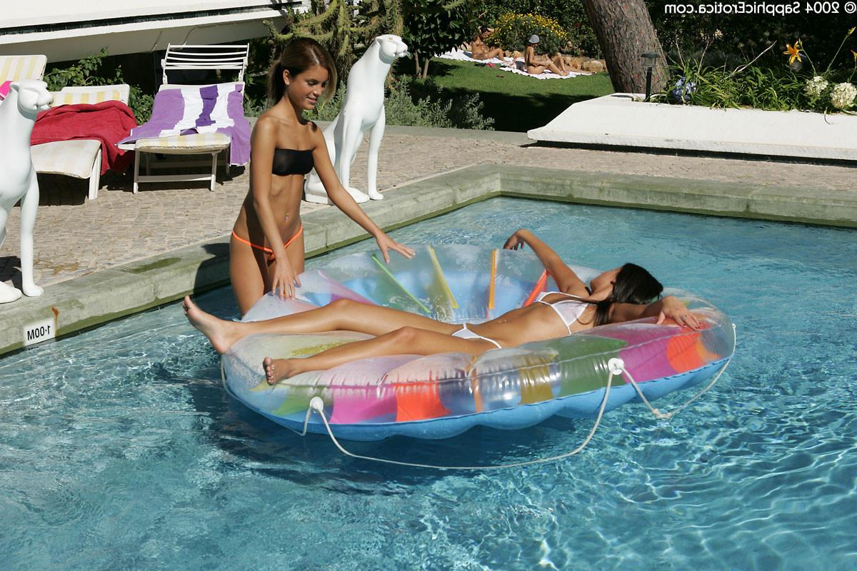 16P Lesbians licking ass and fisting pussy at the pool