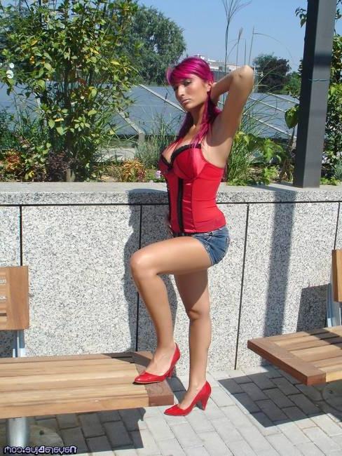 15P Nayara Blue spreads her legs on a bench
