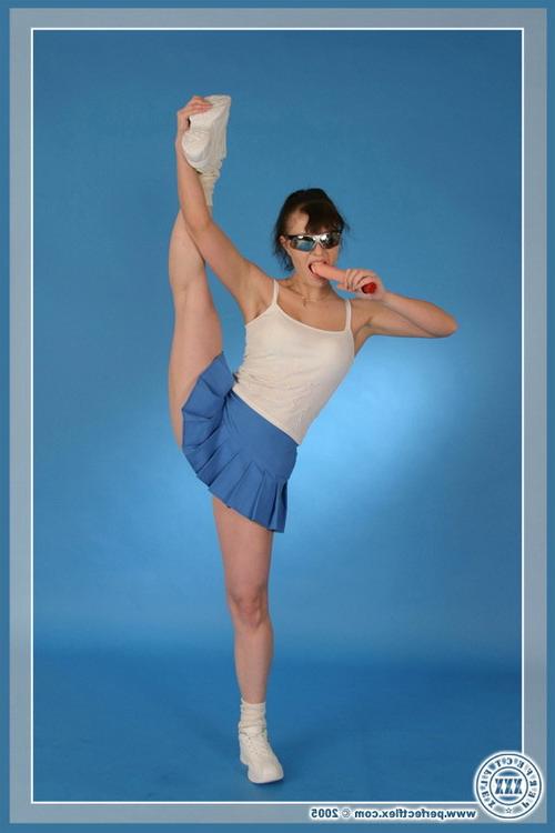 16P Cute young flexible brunette toying herself in extreme positions