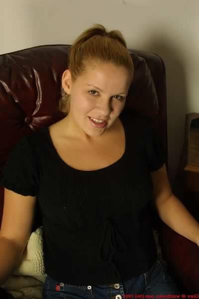 15P Busty amateur girl masturbating