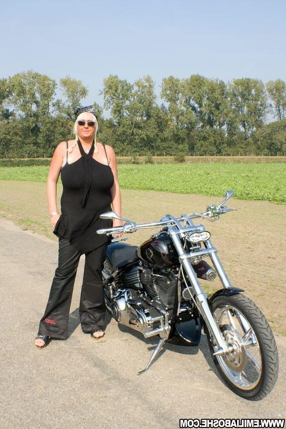11P big tits on her bike