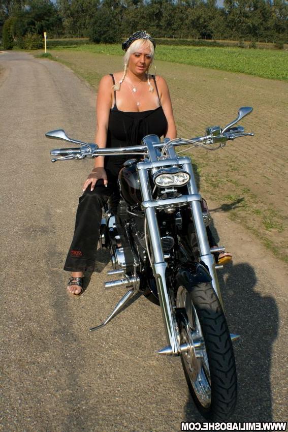 11P big tits on her bike