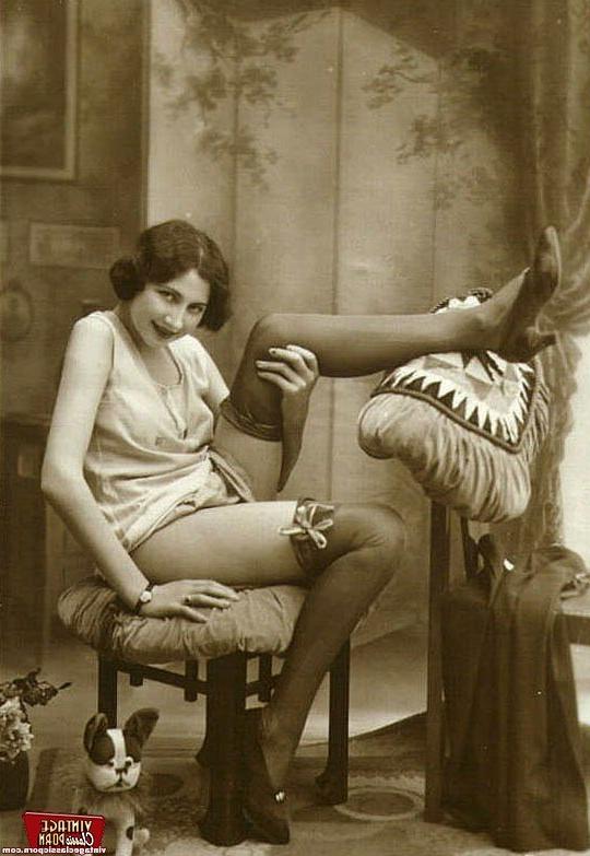 12P Some real old and vintage naked art babes pictures