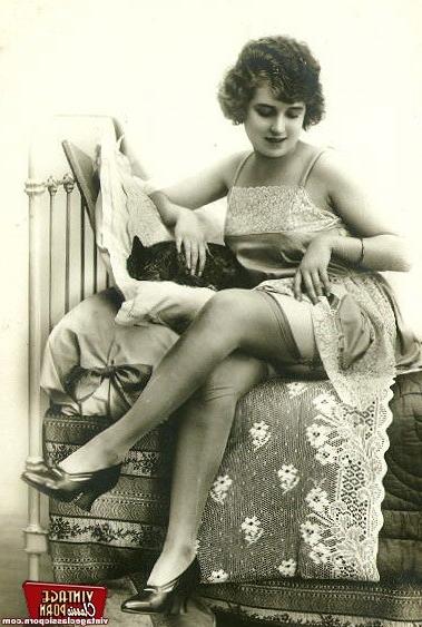 12P Some real old and vintage naked art babes pictures