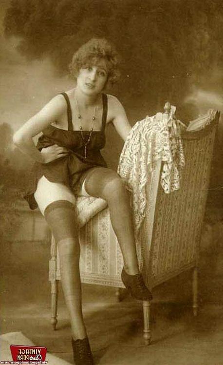 12P Some real old and vintage naked art babes pictures