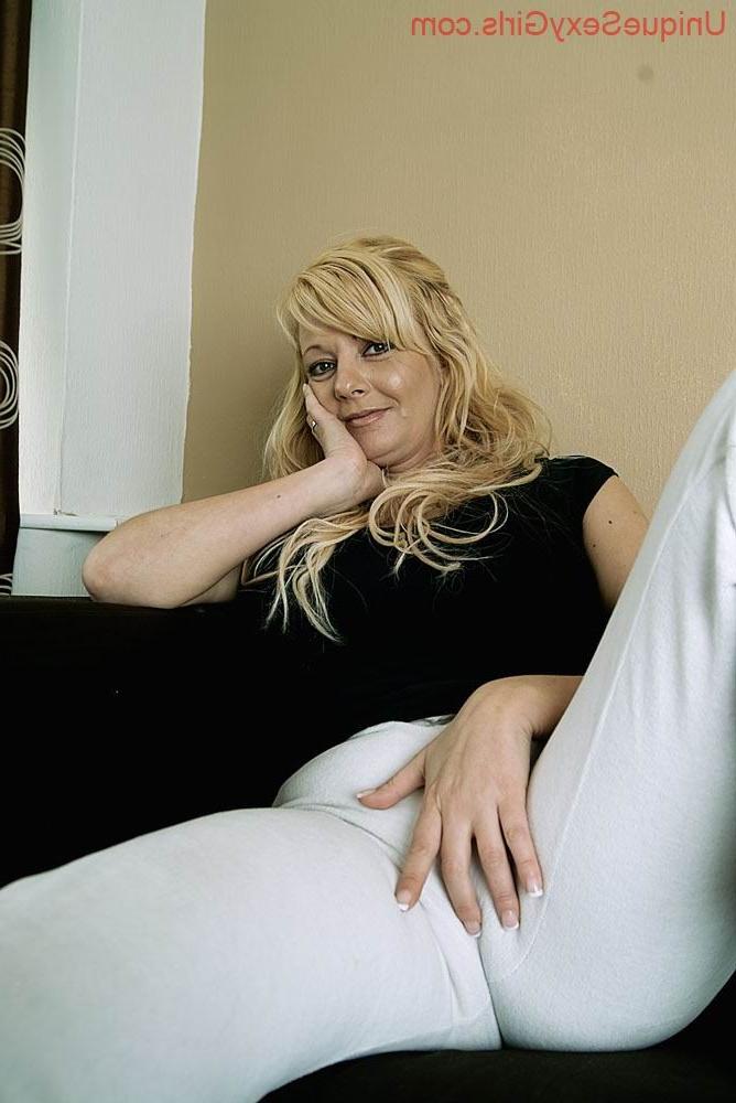 16P Busty Amateur Mature Showing Her Pussy