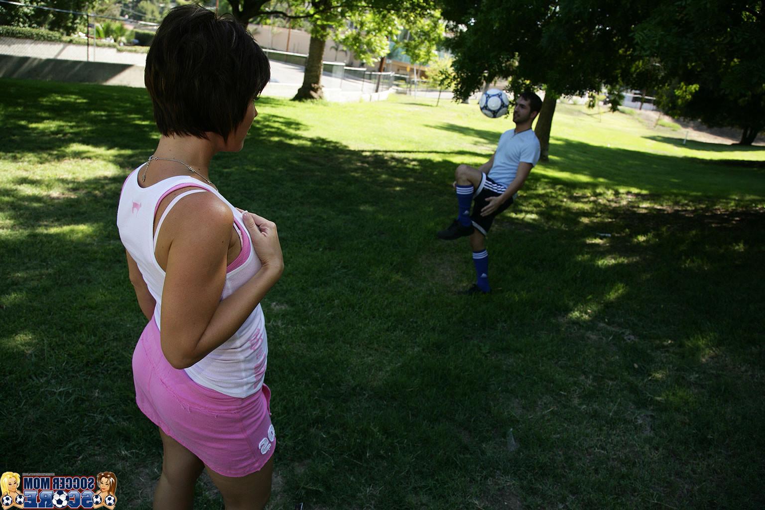 18P Horny MILF Kayla Synz showing a lucky guy the ropes