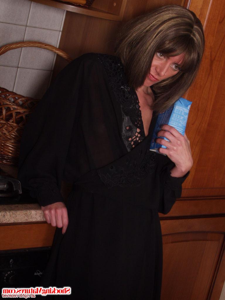 15P Older mom seduced young guy in a kitchen