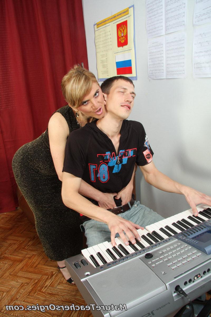 16P Sexy mature music teacher sucks penis  from a young guy