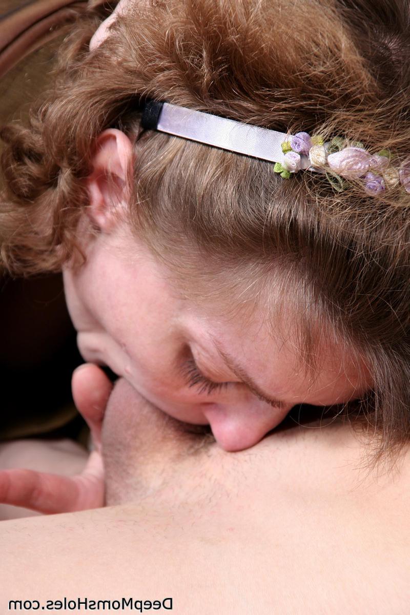 16P The mature woman deeply swallows the big penis of the sweet guy