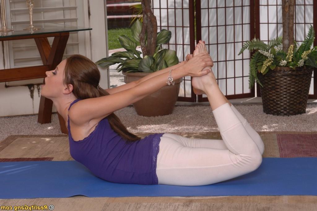 16P Sexy teen contortionist gives amazing flexible blowjob
