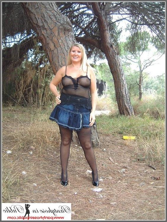 15P amateur woman showing her pantyhose outside