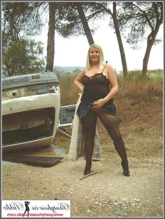 15P amateur woman showing her pantyhose outside