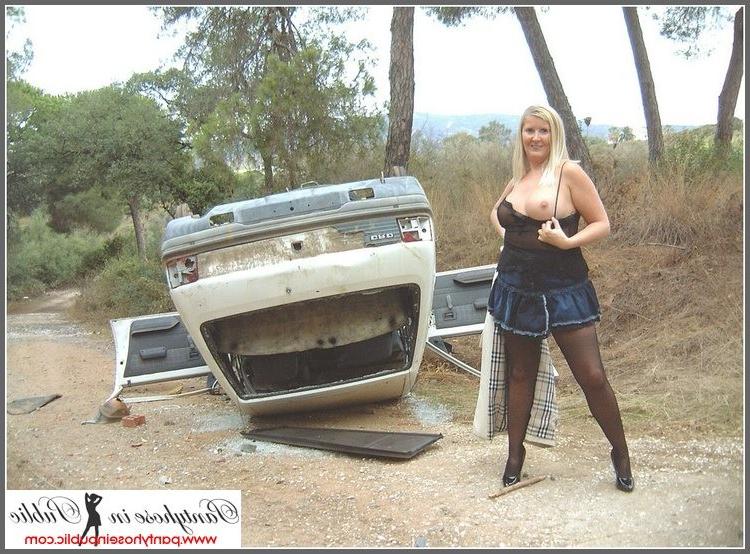 15P amateur woman showing her pantyhose outside