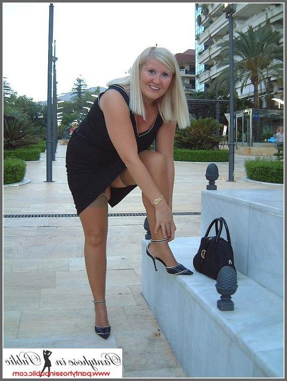 15P amateur woman showing her stockings outside
