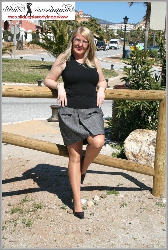 15P amateur woman showing her pantyhose outside