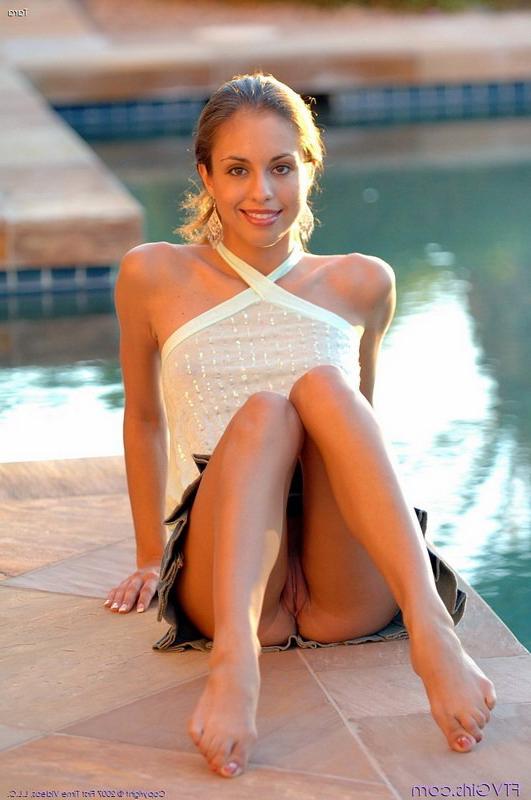 16P Flexible girl Tara spreading sexy legs