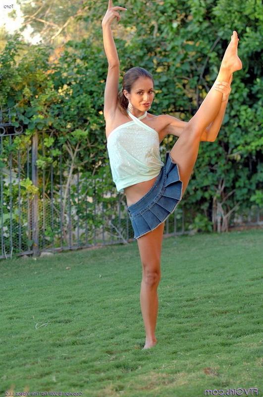 16P Flexible girl Tara spreading sexy legs