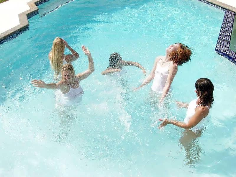 14P college girls party naked at spring break