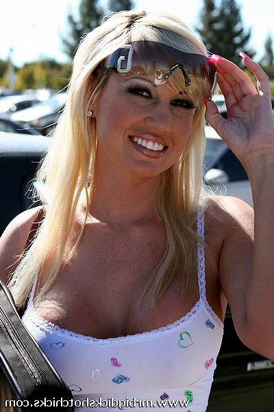 18P Hot busty blonde babe on her knees