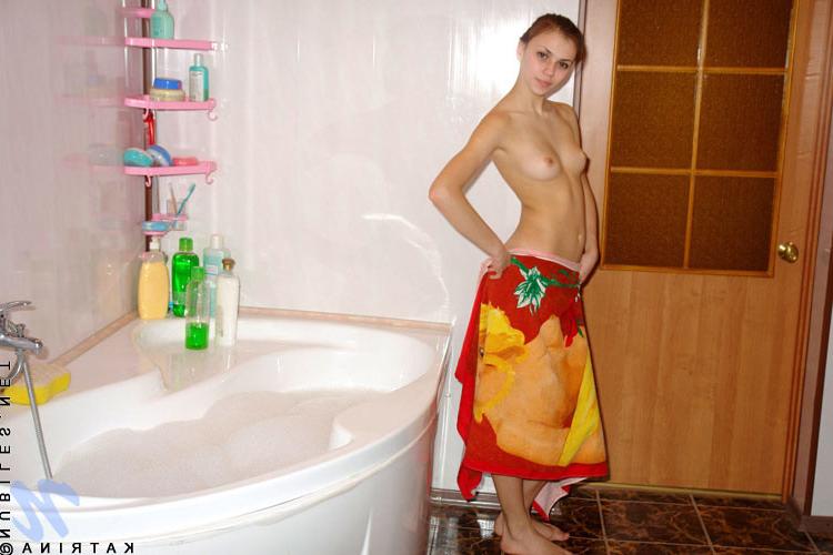 14P See katrina with her charming smile soaking her nude body on this bubbly bathtub