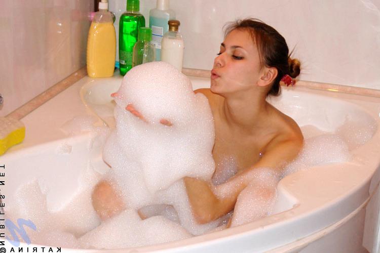 14P See katrina with her charming smile soaking her nude body on this bubbly bathtub