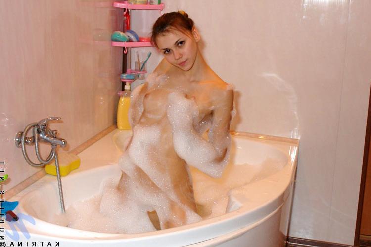 14P See katrina with her charming smile soaking her nude body on this bubbly bathtub