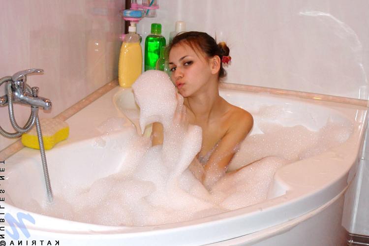 14P See katrina with her charming smile soaking her nude body on this bubbly bathtub
