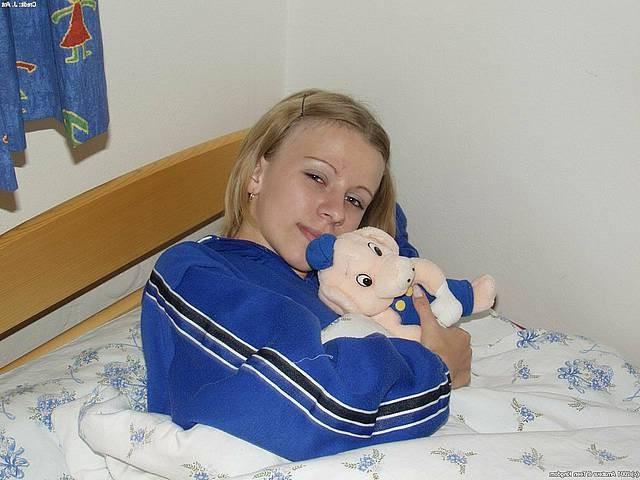 15P Dünne Teenie zeigt, wie neue Haare an ihrer Muschi wachsen