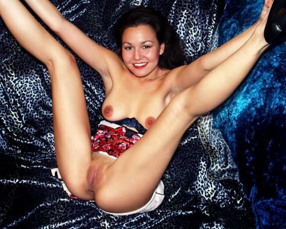 20P Full flat stretching shaved pussy